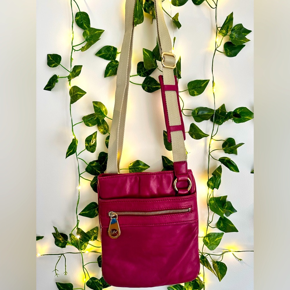 🩷🤍 Michael Kors Vintage Magenta Crossbody 🤍🩷